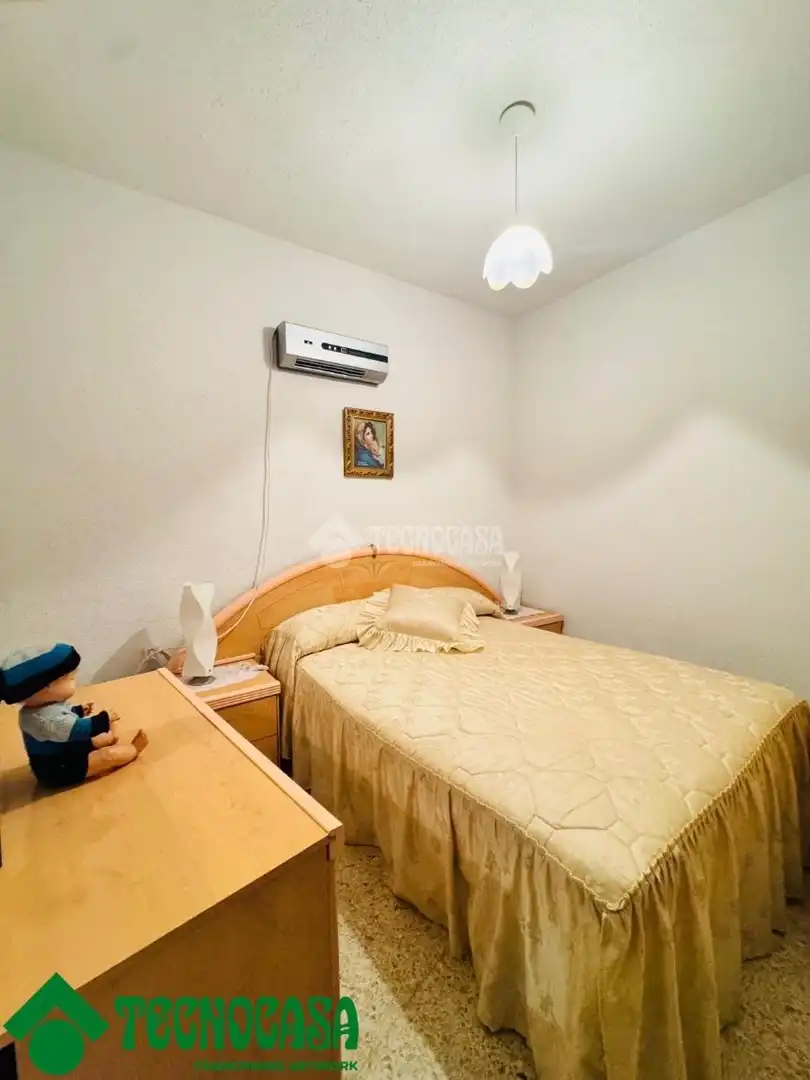 Habitación de Casa adosada en venta en Los Navalmorales con Aire acondicionado y Terraza