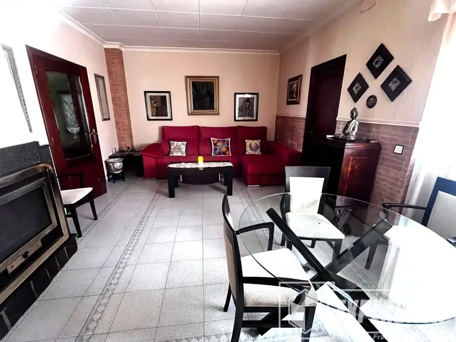 Sala d'estar de Casa adosada de lloguer en Benaguasil amb Aire condicionat, Terrassa i Moblat