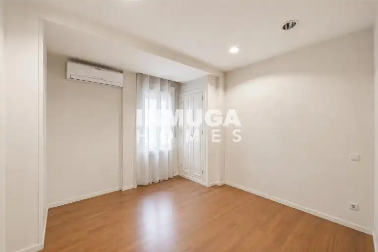 Bedroom of Flat for sale in Madrid  with Air Conditioner, Heating and Storage room