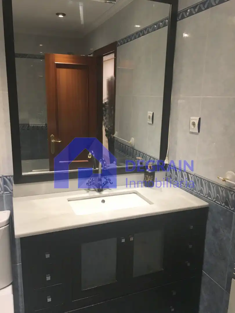 Baño de Piso de alquiler en Oviedo  con Calefacción y Balcón