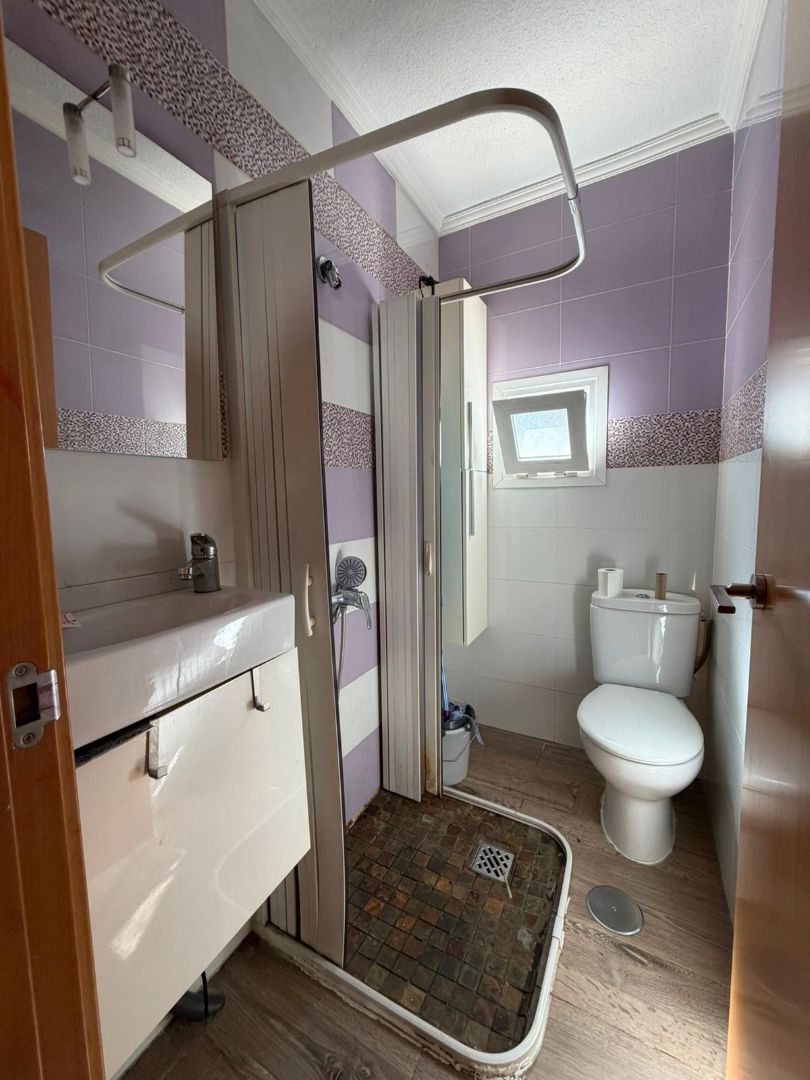 Bathroom of Flat for sale in  Granada Capital  with Air Conditioner, Furnished and Washing machine