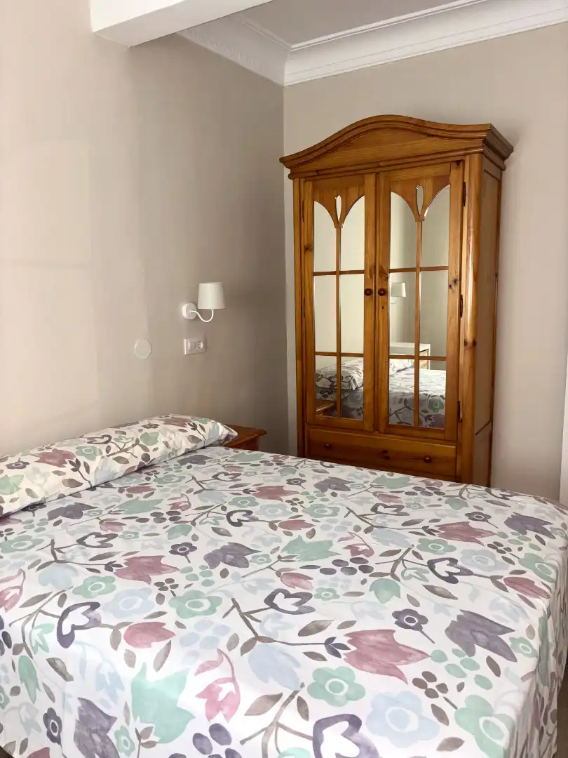 Habitación de Apartamento de alquiler en Plasencia con Aire acondicionado, Parquet y Amueblado