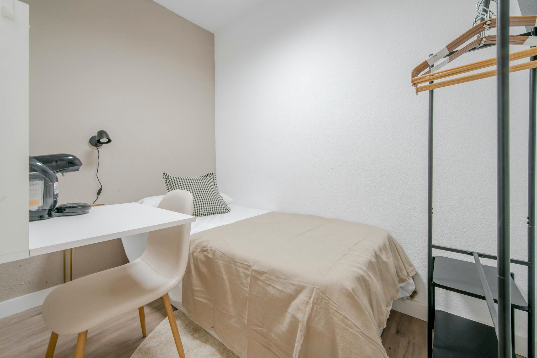Bedroom of Flat to share in  Madrid Capital  with Heating, Washing machine and TV
