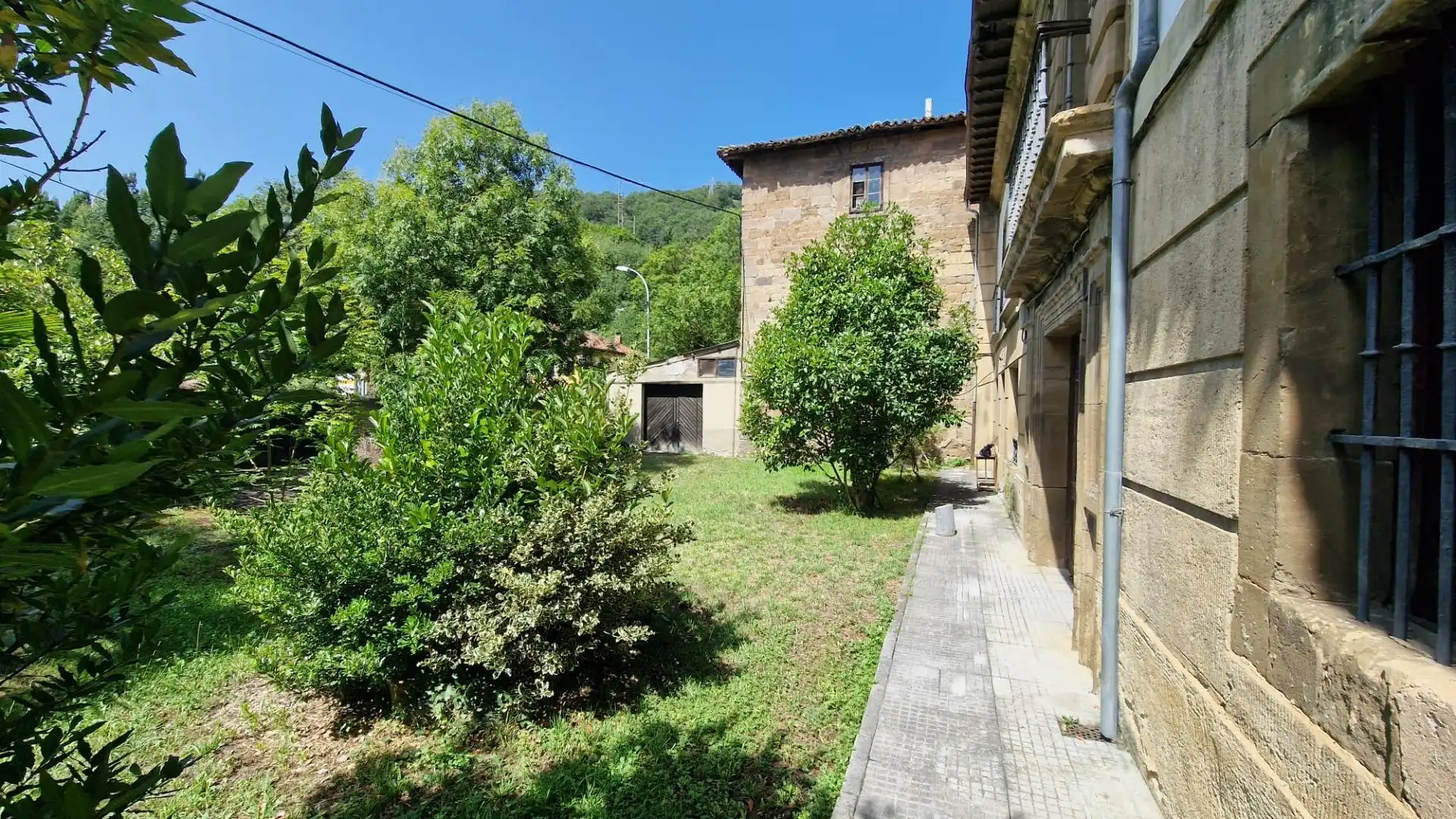 Vista exterior de Finca rústica en venda en Lena amb Jardí privat, Terrassa i Balcó