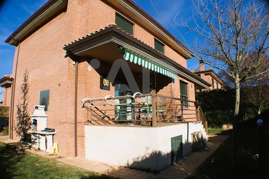 Außenansicht von Haus oder Chalet zum Verkauf in San Andrés del Rabanedo mit Heizung und Terrasse