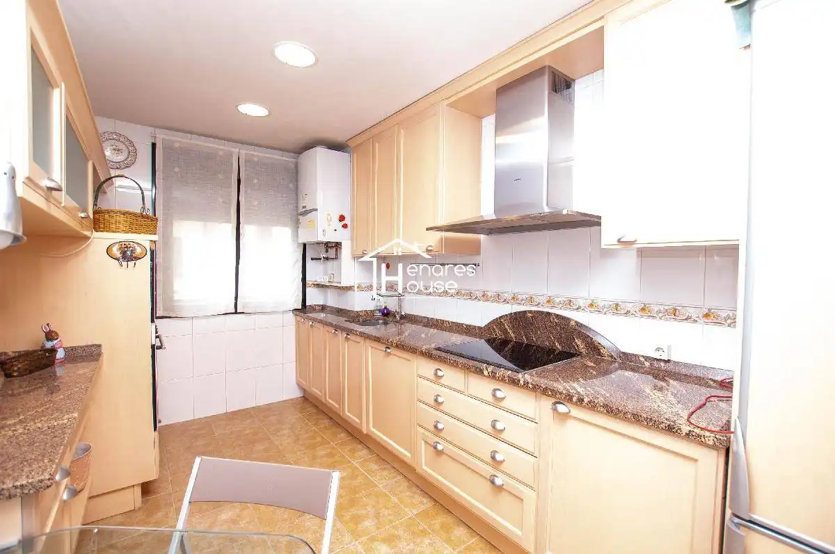 Cocina de Dúplex en venta en Alcalá de Henares con Aire acondicionado, Calefacción y Parquet