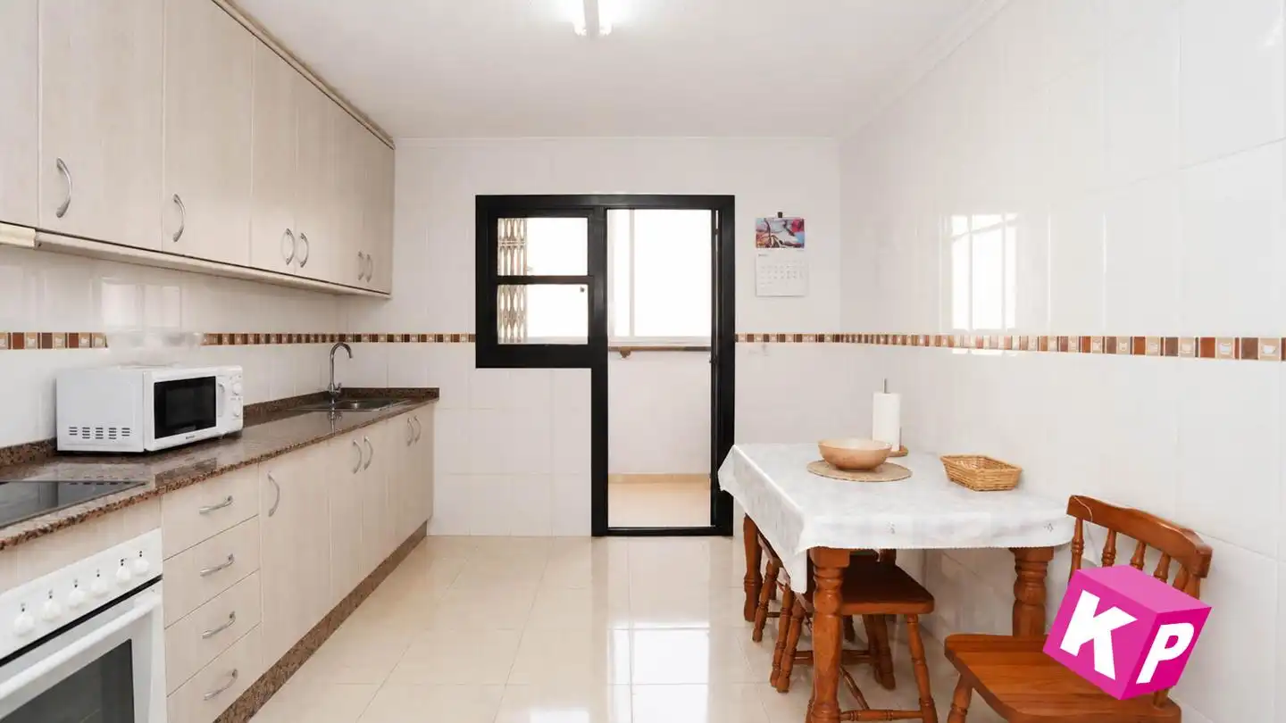 Küche von Wohnung zum Verkauf in Santa Pola mit Klimaanlage, Terrasse und Möbliert