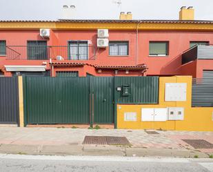 Vista exterior de Casa adosada en venda en Alcalá de Guadaira amb Aire condicionat, Terrassa i Balcó