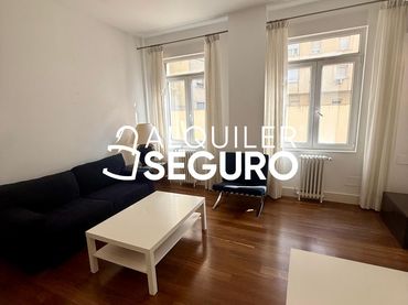 Flat with lift to rent in del Pintor Rosales