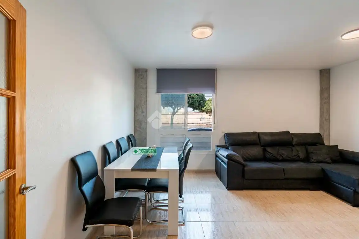 Sala d'estar de Pis en venda en Roquetas de Mar amb Aire condicionat i Terrassa