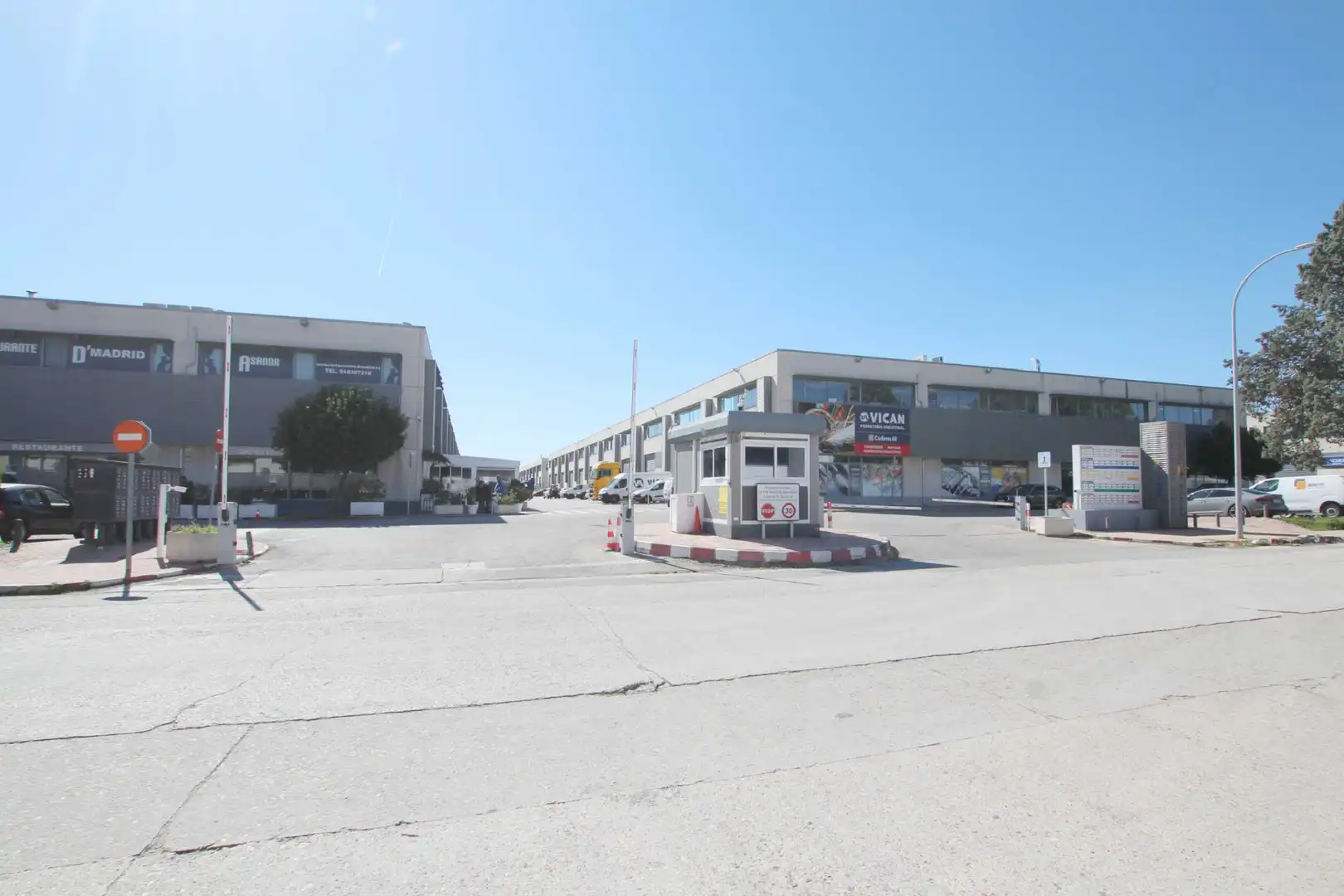 Vista exterior de Nave industrial en venta en Azuqueca de Henares