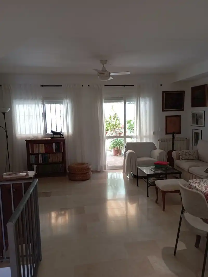 Sala d'estar de Casa adosada en venda en Marbella amb Aire condicionat, Terrassa i Piscina
