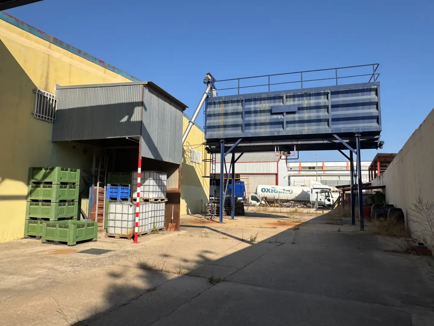 Außenansicht von Fabrikhallen zum Verkauf in Alcañiz