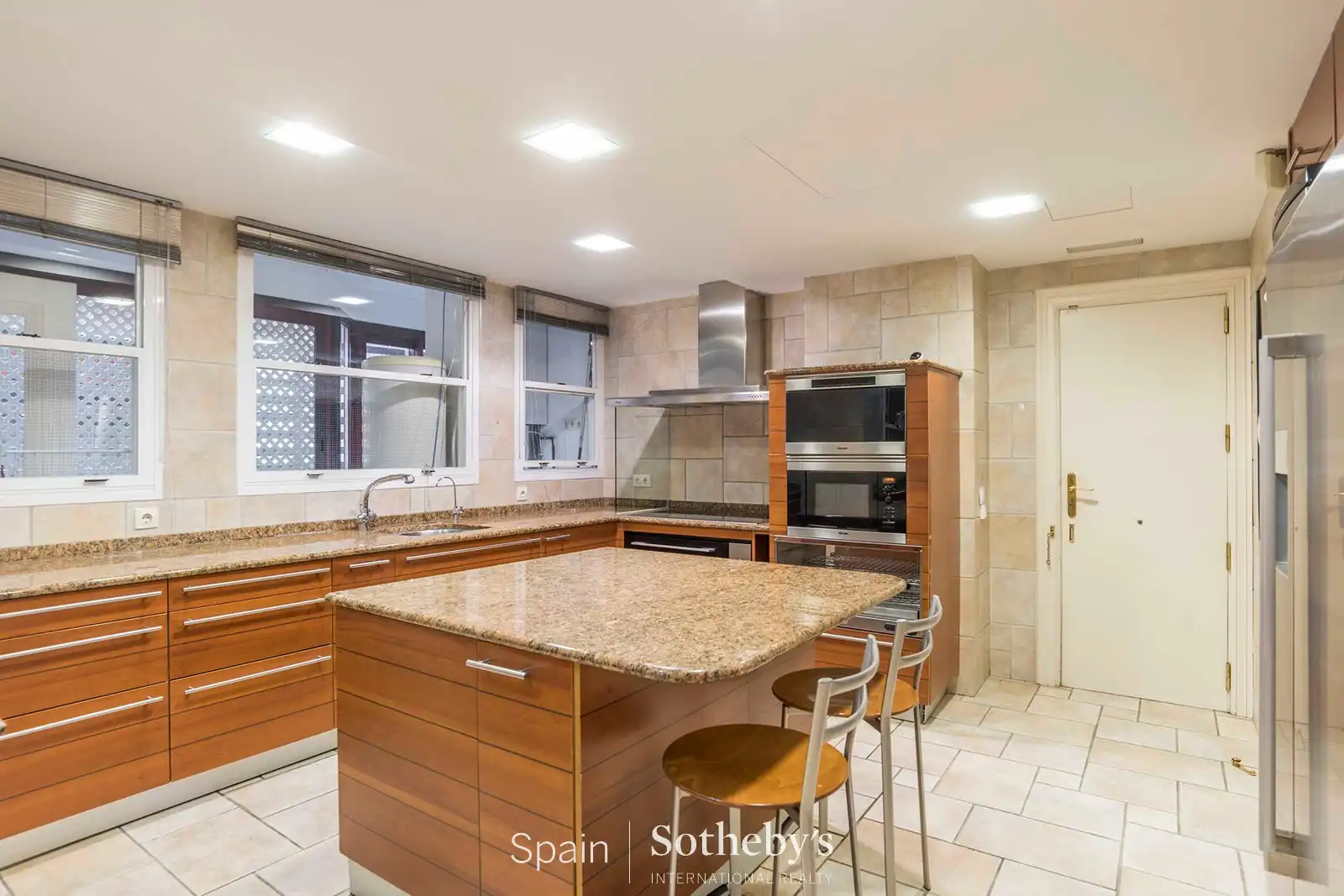 Cocina de Dúplex de alquiler en Madrid con Aire acondicionado, Calefacción y Trastero