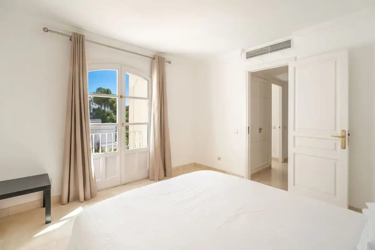 Schlafzimmer von Einfamilien-Reihenhaus zum Verkauf in Benahavís mit Klimaanlage, Terrasse und Gemeinschaftspool