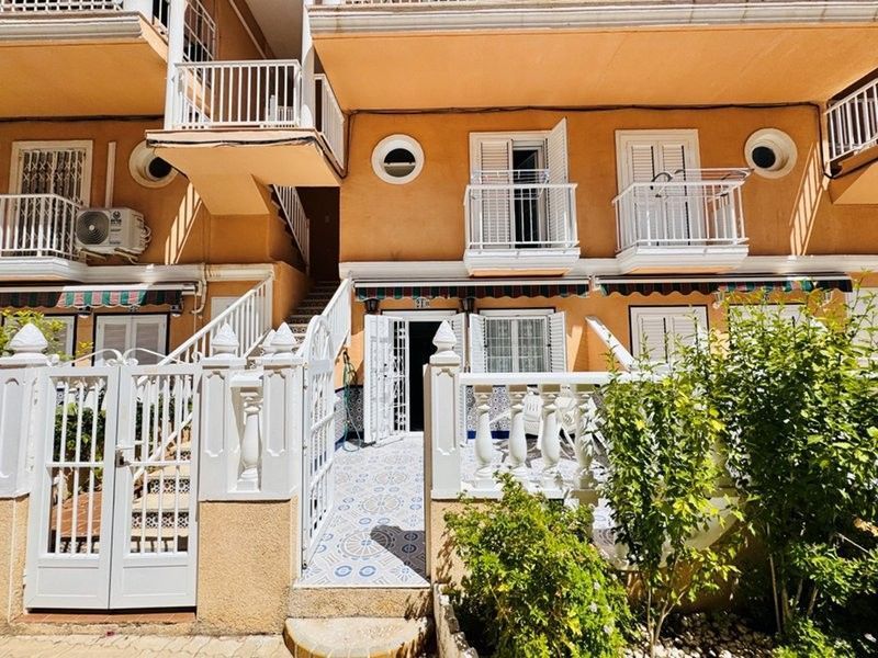 Vista exterior de Dúplex en venda en Torrevieja amb Piscina comunitària