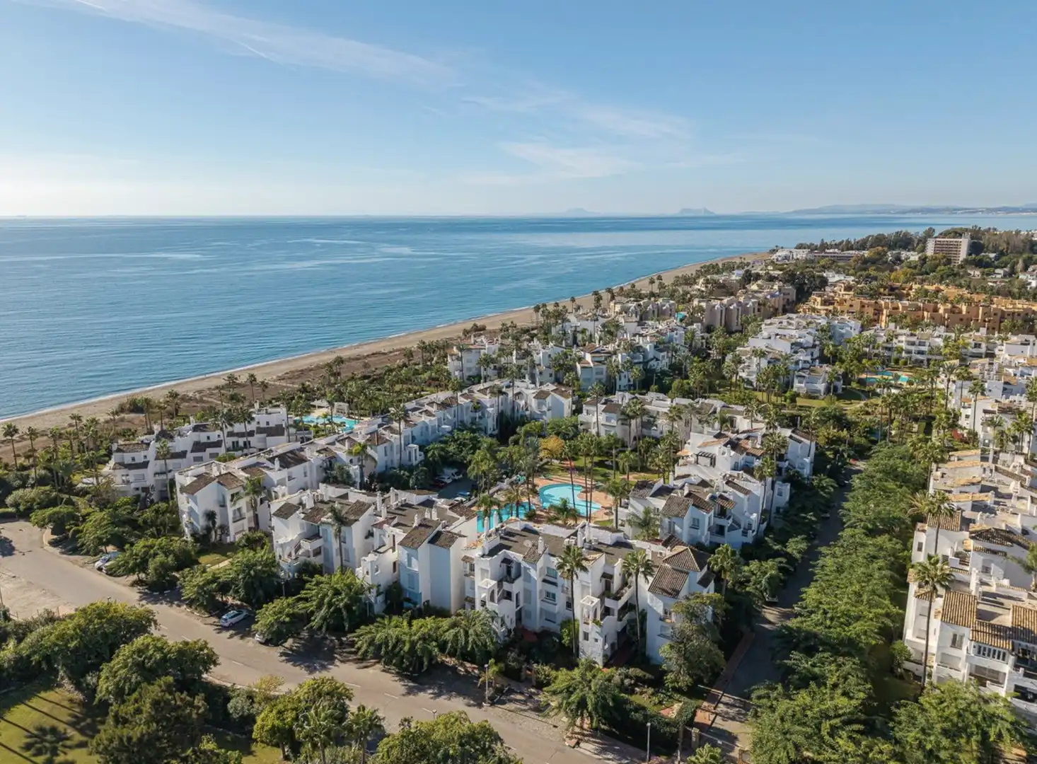 Außenansicht von Erdgeschoss zur Miete in Estepona mit Klimaanlage, Terrasse und Schwimmbad