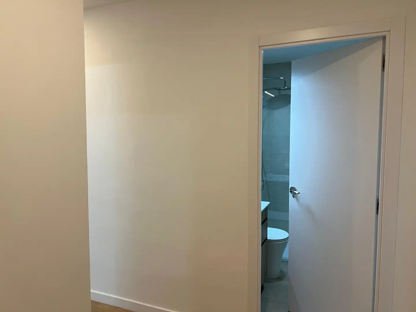 Badezimmer von Wohnung zum Verkauf in Barcelona mit Klimaanlage, Heizung und Parkett