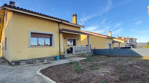CHALET CON JARDIN Y GARAGE CERCA DE LALIN