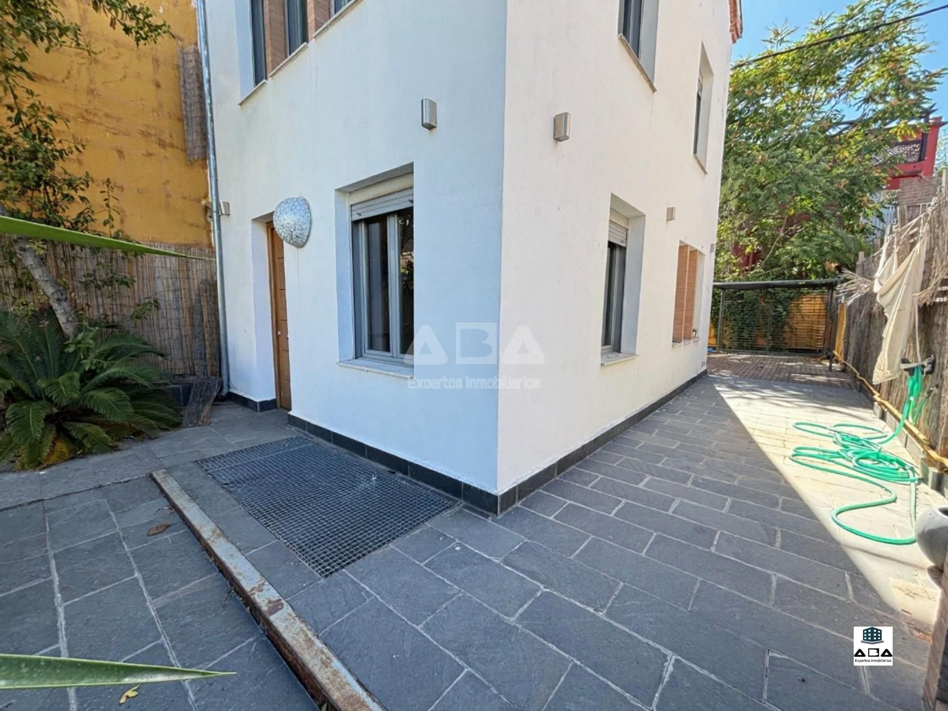Exterior view of Single-family semi-detached for sale in  Madrid Capital  with Air Conditioner, Heating and Private garden