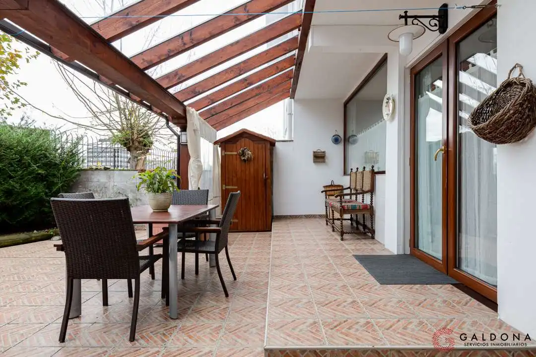Terrassa de Casa adosada en venda en Donostia - San Sebastián  amb Aire condicionat, Calefacció i Jardí privat