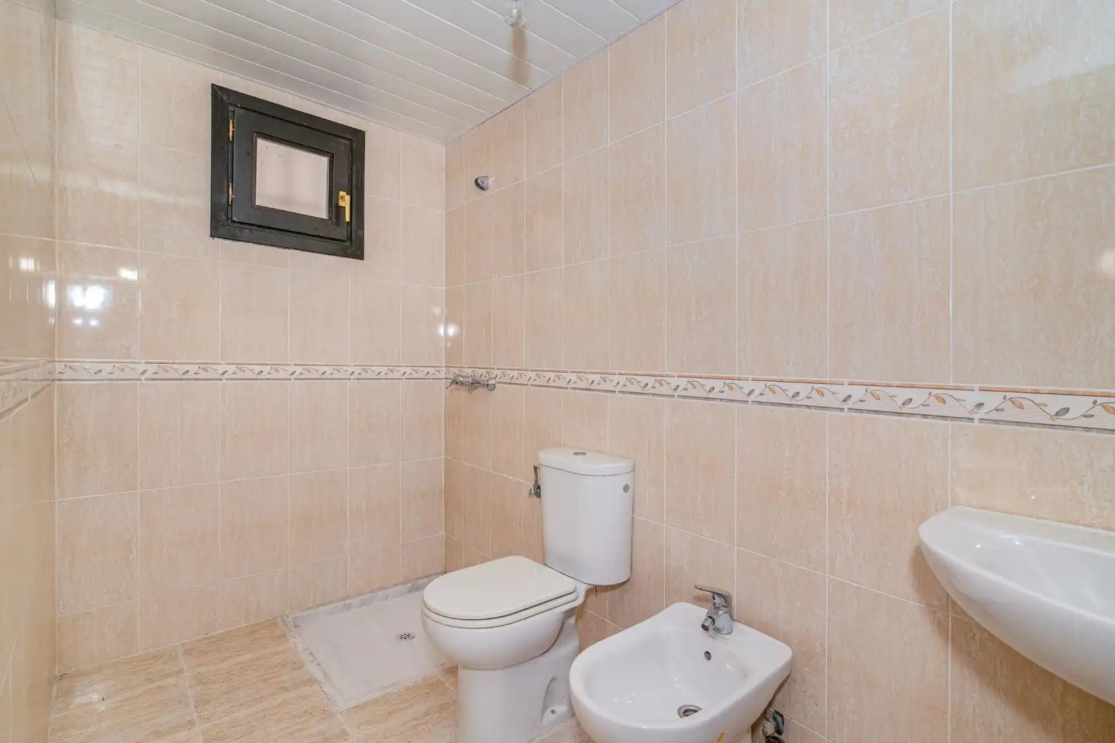 Baño de Piso en venta en La Zubia con Calefacción y Balcón