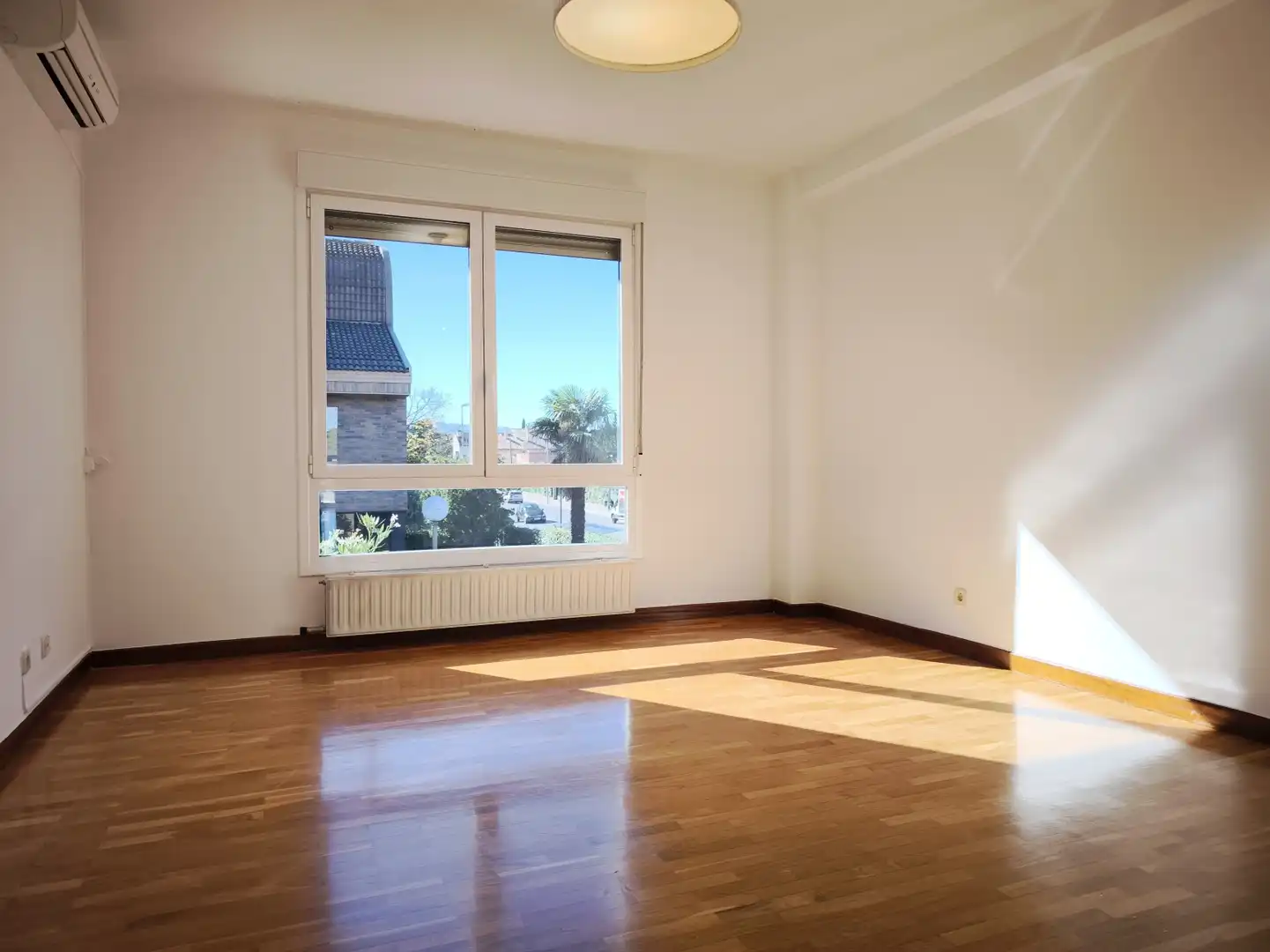 Sala d'estar de Casa o xalet en venda en  Logroño amb Calefacció, Parquet i Terrassa