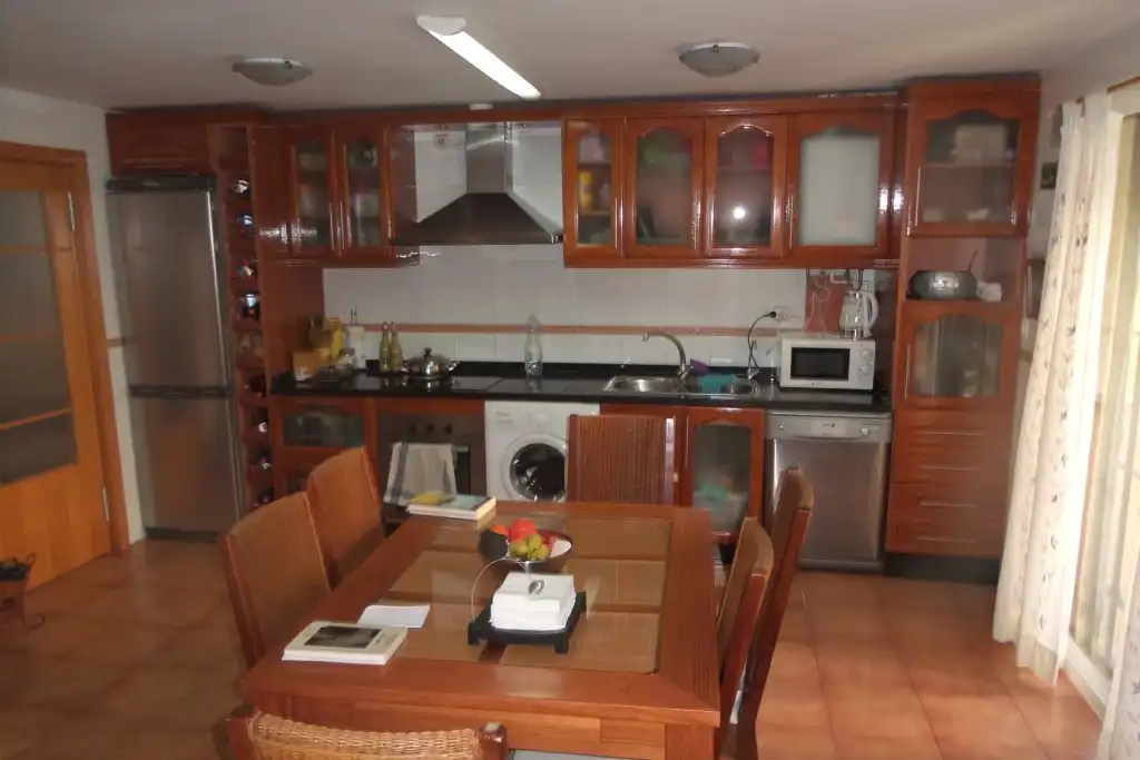 Küche von Einfamilien-Reihenhaus zum Verkauf in Alhaurín de la Torre mit Klimaanlage, Privatgarten und Abstellraum