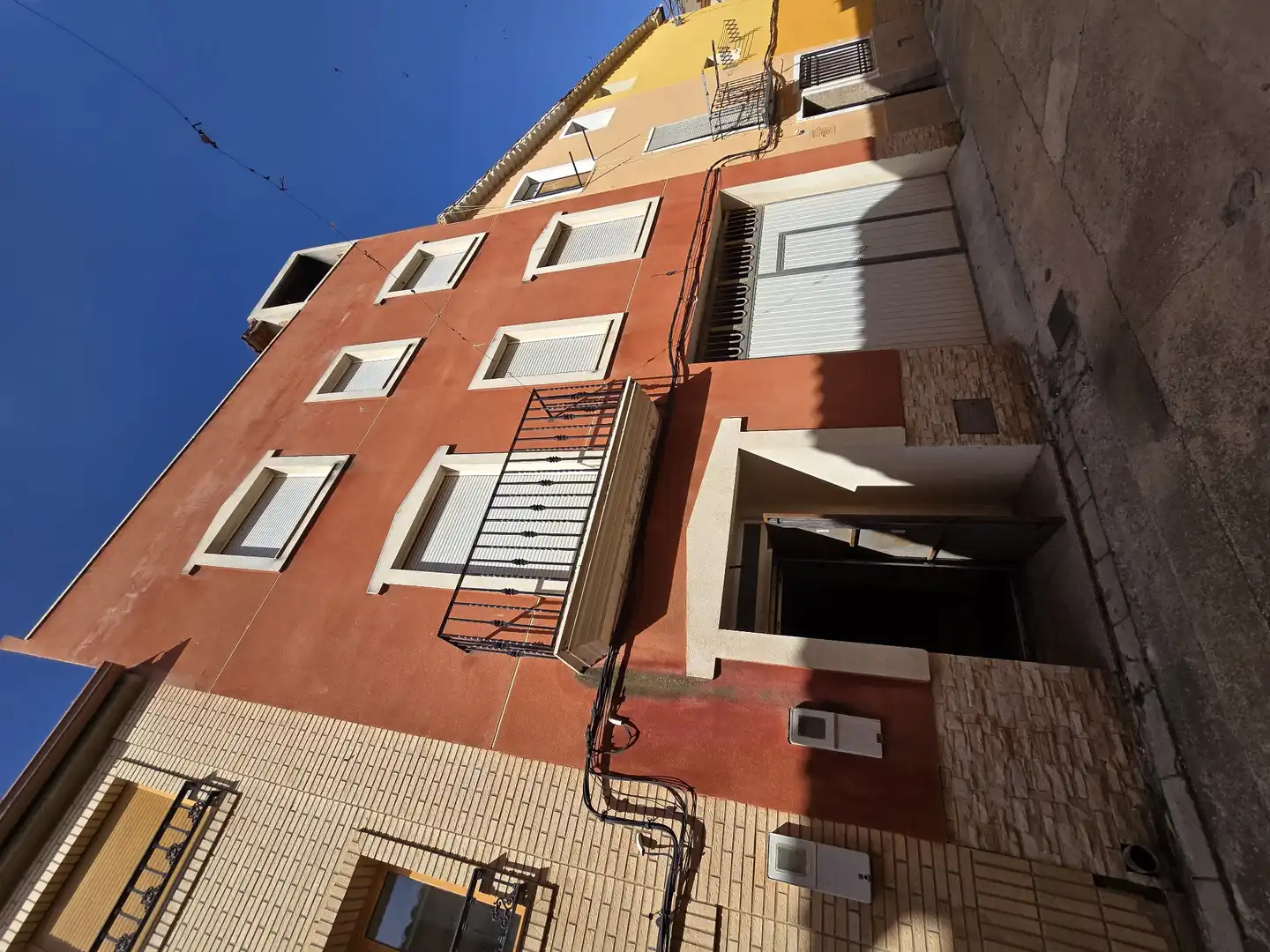 Vista exterior de Casa adosada en venta en Utiel con Terraza