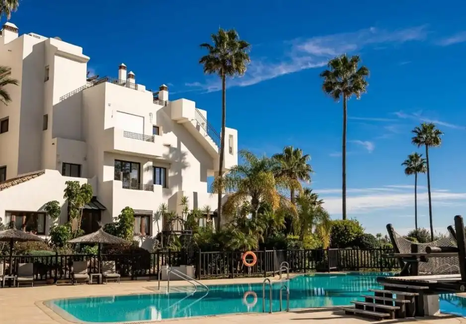 Vista exterior de Apartament en venda en Estepona amb Aire condicionat, Calefacció i Jardí privat
