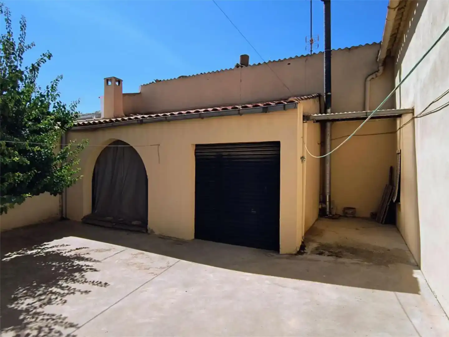 Vista exterior de Casa adosada en venta en Ledaña con Jardín privado, Trastero y Amueblado