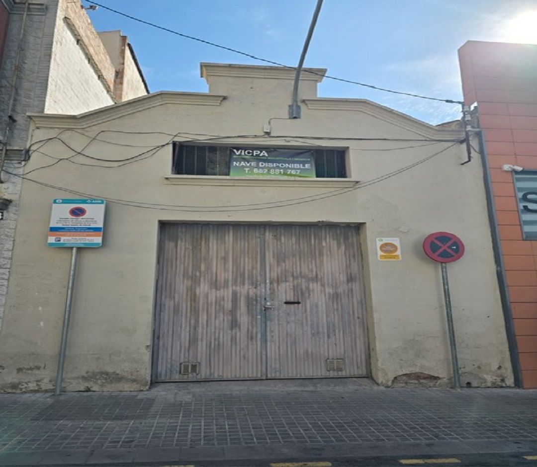 Vista exterior de Nau industrial en venda en L'Hospitalet de Llobregat amb Alarma