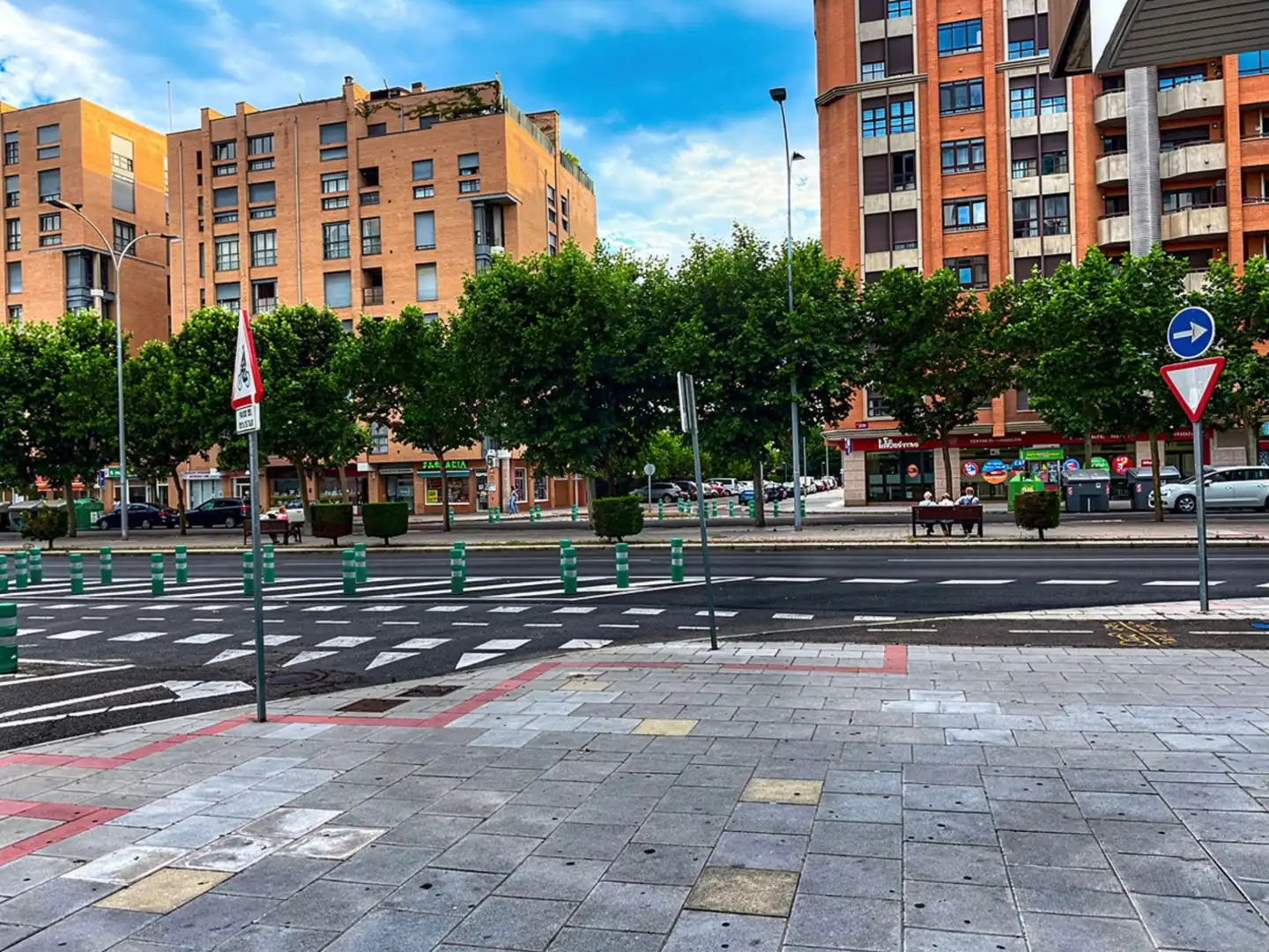 Vista exterior de Local de lloguer en León Capital  amb Parquet i Alarma