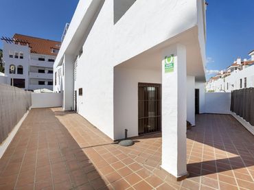 Baixos amb piscina en venda a Nueva Andalucía
