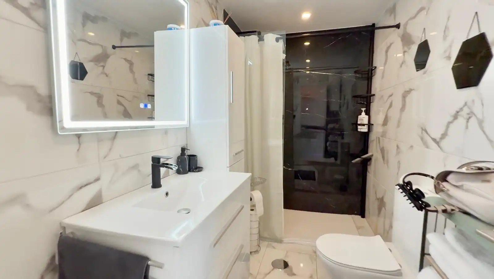 Bathroom of Flat for rent in Torrevieja  with Air Conditioner, Heating and Furnished