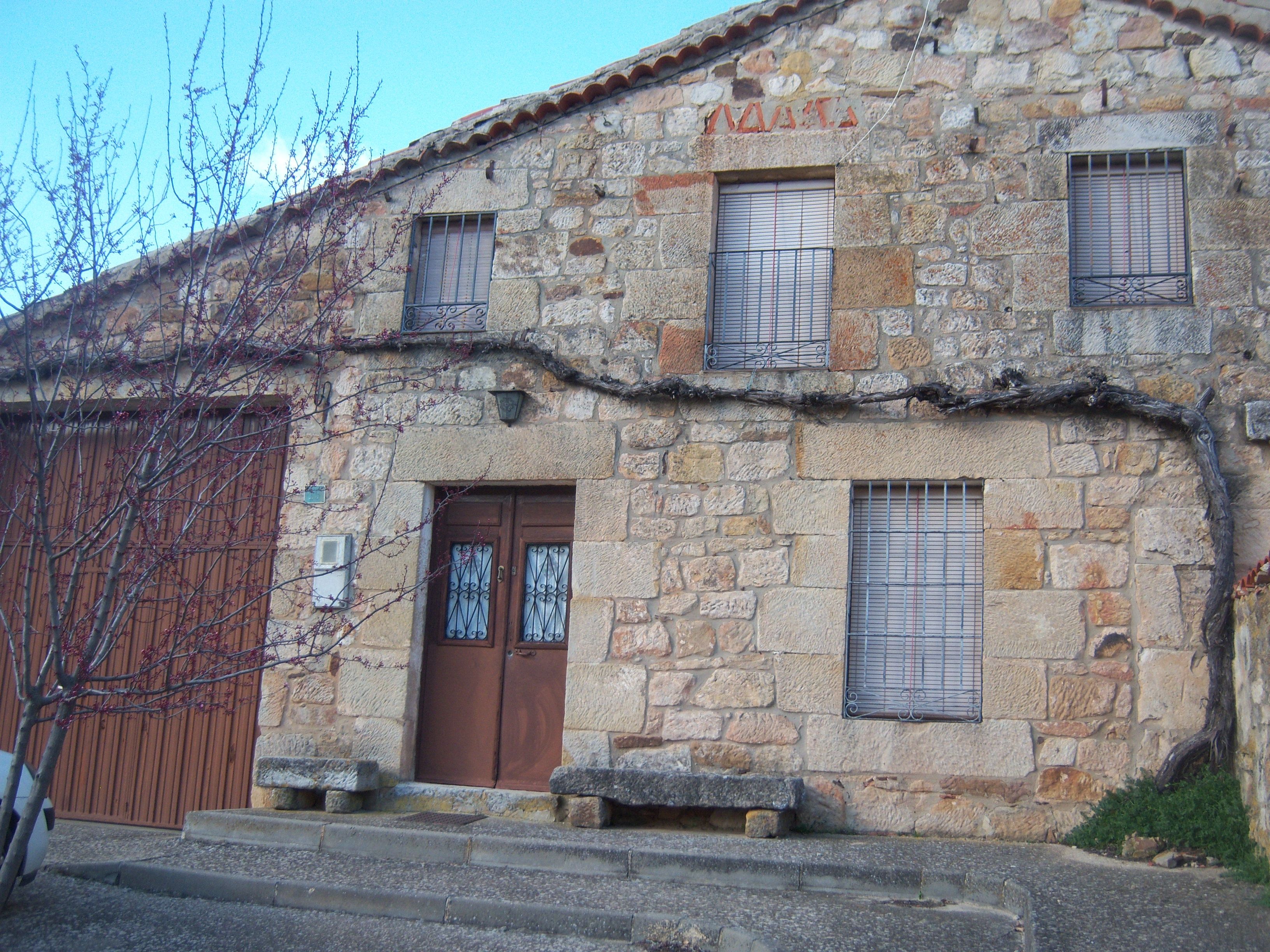 Vista exterior de Finca rústica en venda en Cidones amb Parquet, Traster i Moblat
