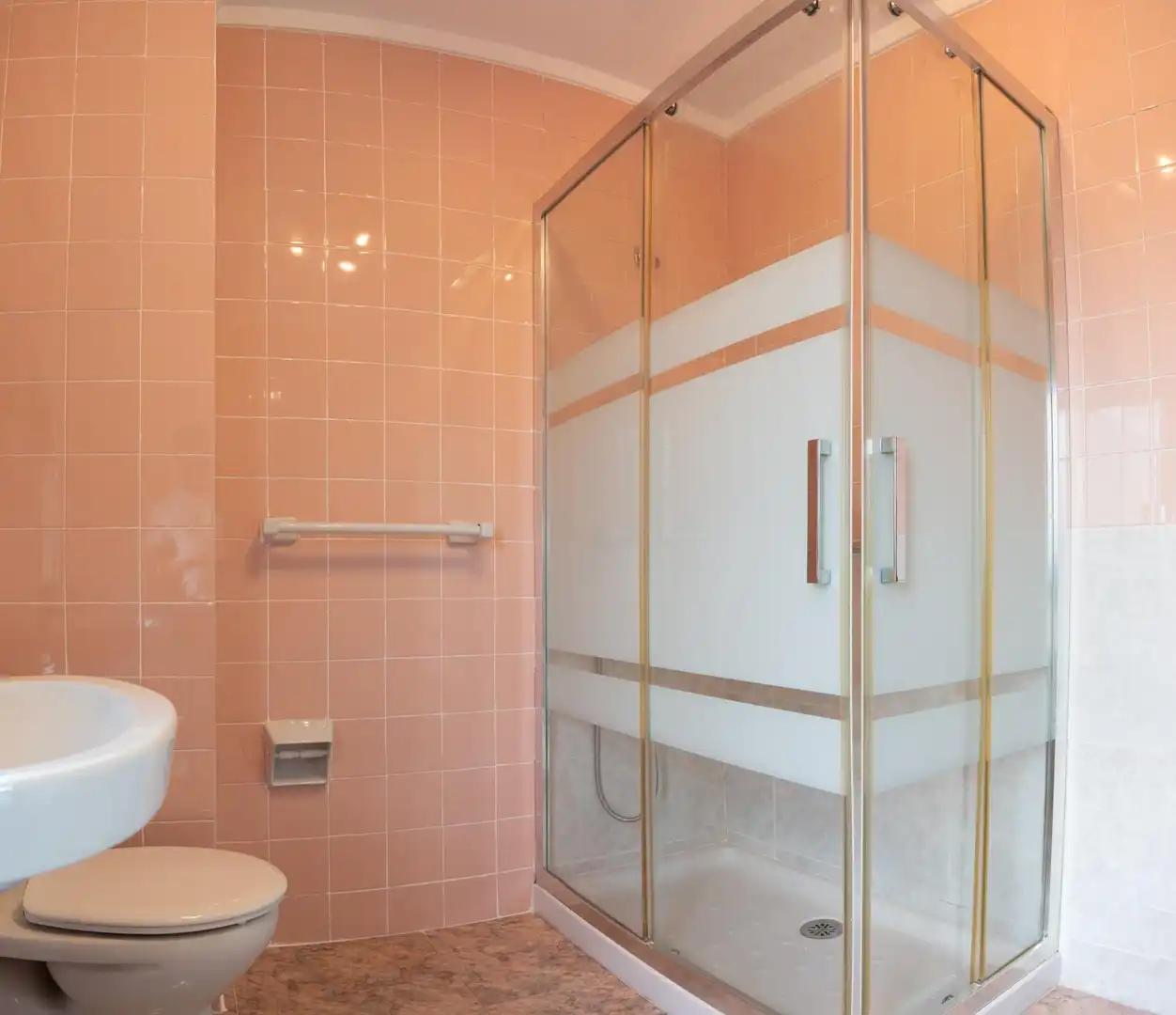 Baño de Ático en venta en Avilés con Calefacción y Balcón