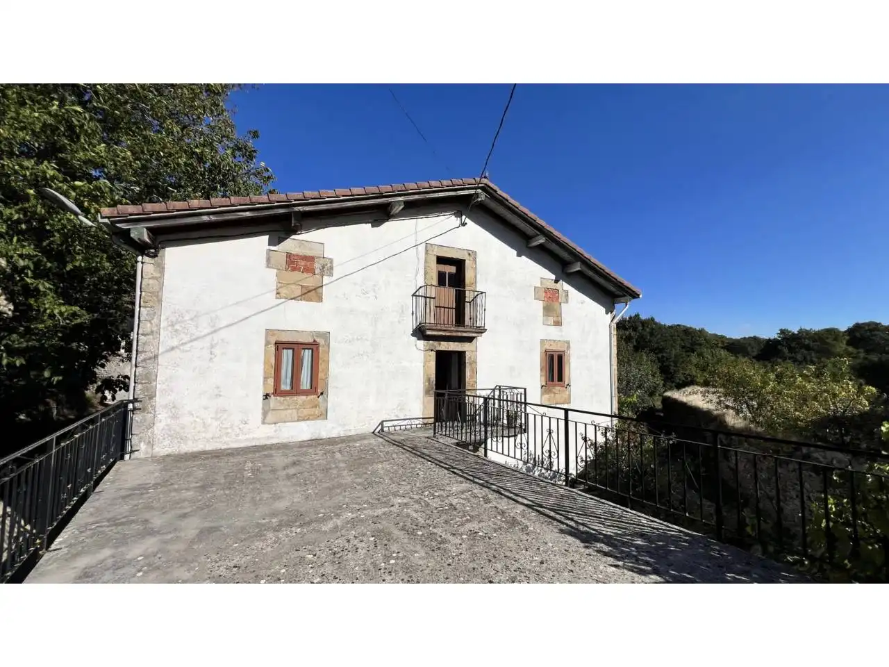 Vista exterior de Casa o xalet en venda en Espinosa de los Monteros amb Jardí privat, Terrassa i Moblat