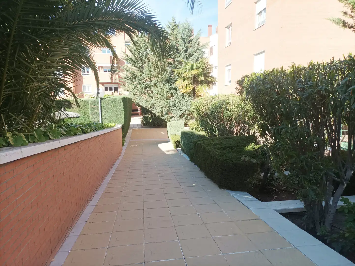 Vista exterior de Pis en venda en Las Rozas de Madrid amb Aire condicionat, Calefacció i Jardí privat