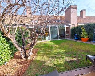 Jardí de Casa adosada en venda en Pozuelo de Alarcón amb Aire condicionat, Terrassa i Piscina