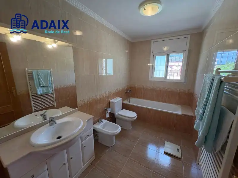 Bathroom of Houses for sale in Roda de Berà  with Air Conditioner, Heating and Terrace