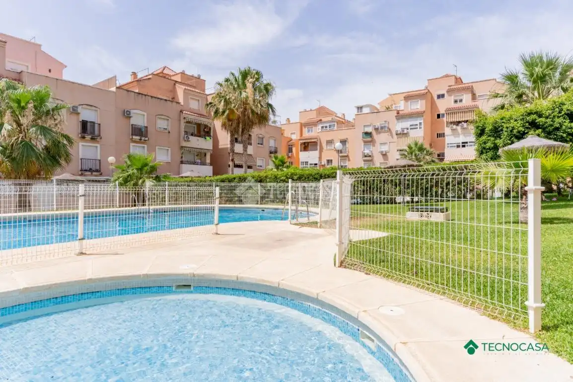Piscina de Pis en venda en Roquetas de Mar amb Aire condicionat, Terrassa i Traster