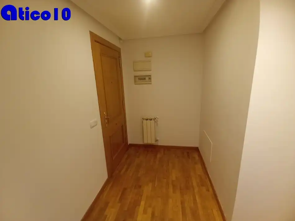 Àtic en venda en Oviedo  amb Calefacció, Jardí privat i Parquet