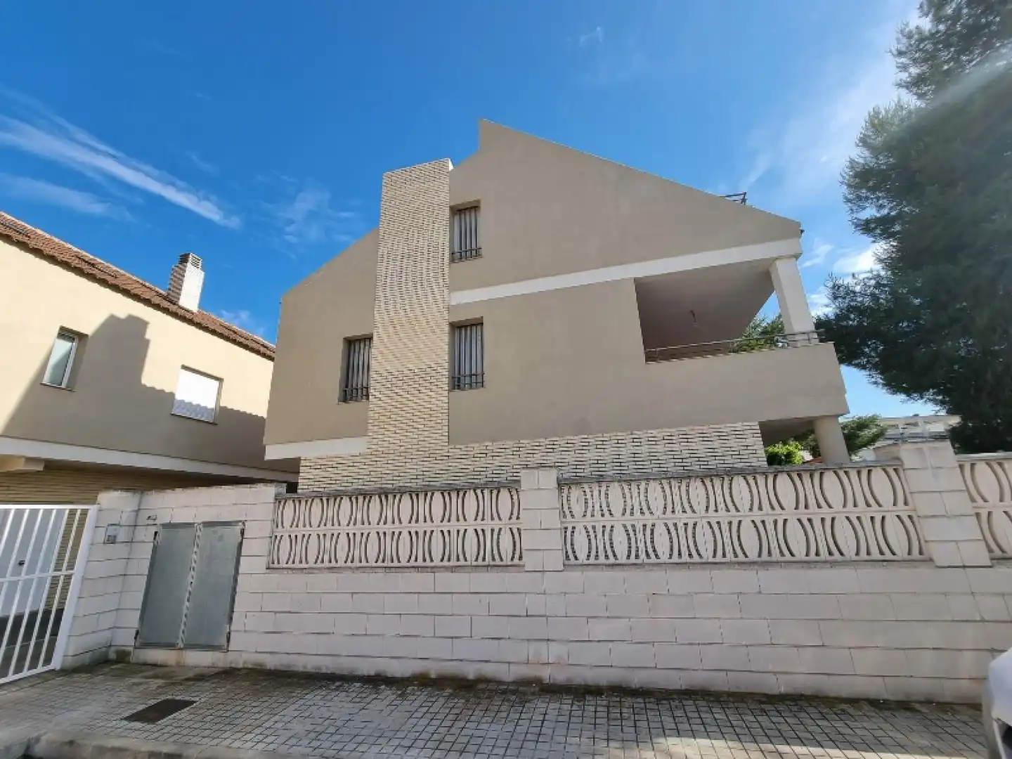 Vista exterior de Casa adosada en venta en Sagunto / Sagunt