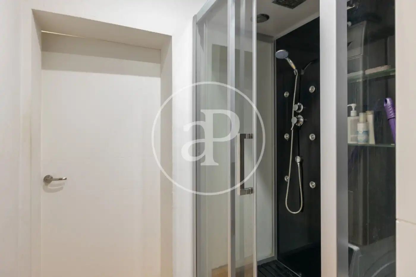 Bathroom of Flat for sale in Barcelona  with Air Conditioner and Heating