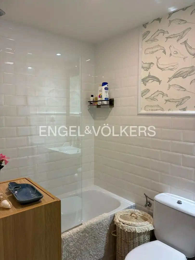 Badezimmer von Wohnung zur Miete in Madrid mit Klimaanlage und Heizung