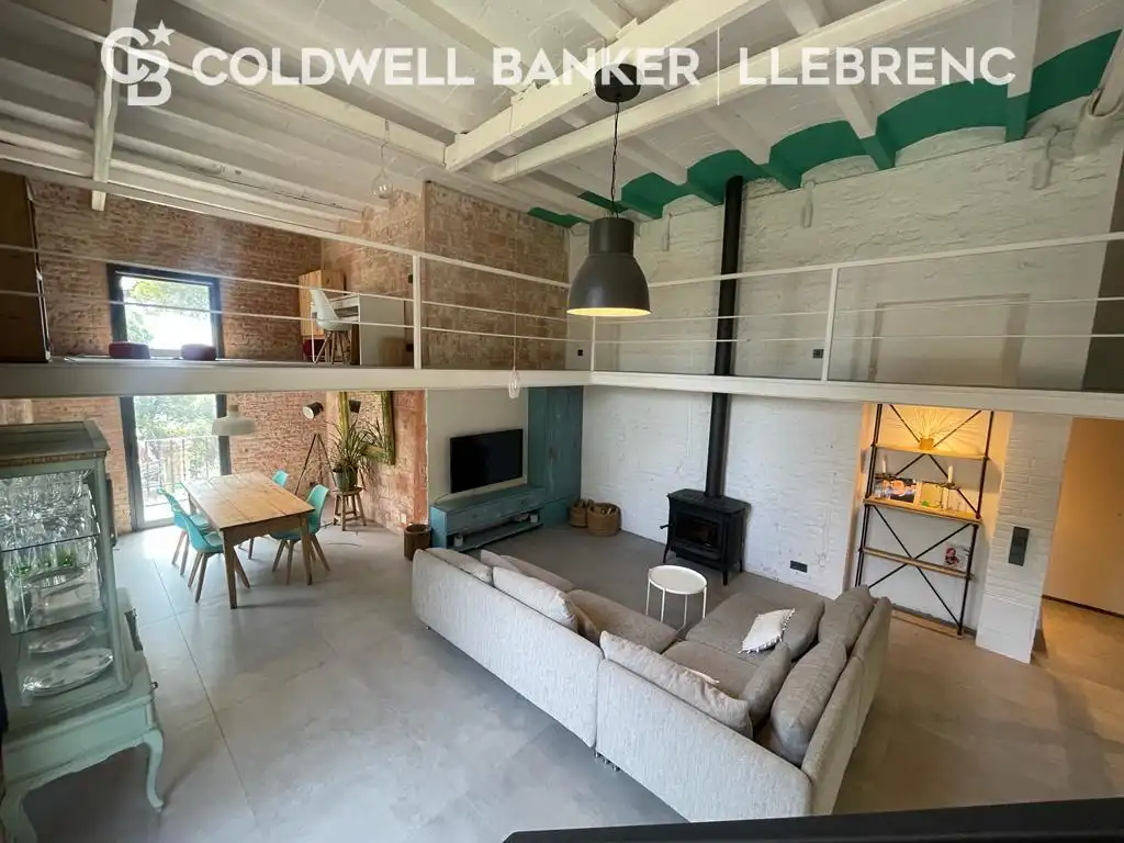 Wohnzimmer von Maisonette zum Verkauf in Barcelona mit Parkett, Möbliert und Ofen