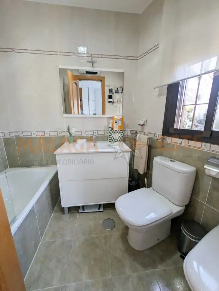 Badezimmer von Wohnung zum Verkauf in Almuñécar mit Klimaanlage, Terrasse und Abstellraum