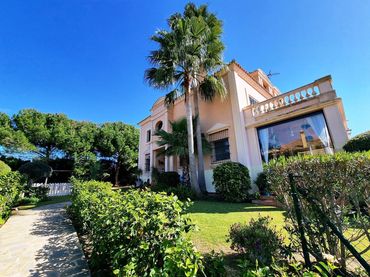 Casa aparellada amb piscina en venda a Sotogrande Costa