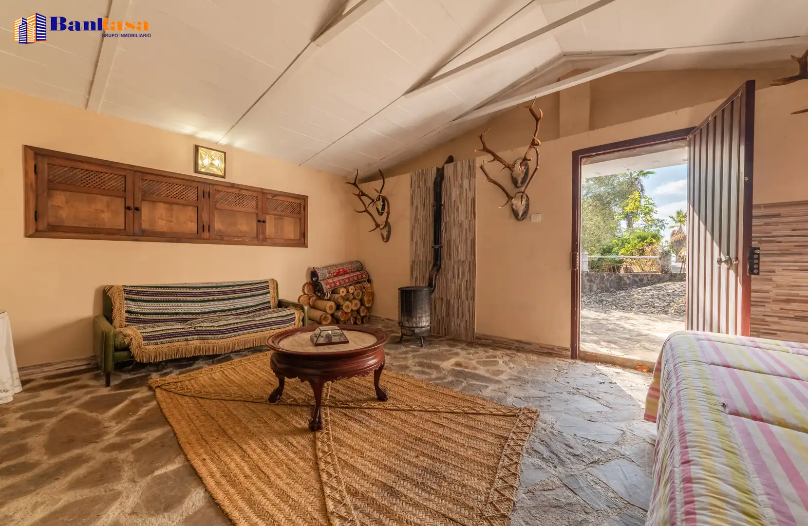 Sala d'estar de Casa o xalet en venda en Cortes de la Frontera amb Calefacció, Jardí privat i Moblat
